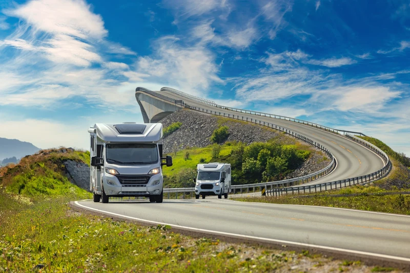 Camping-cars sur la route de l'Atlantique en Norvège