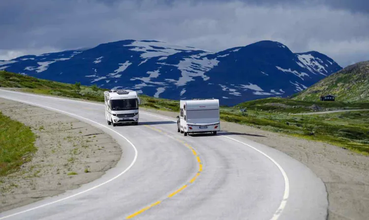 Deux camping-cars sur une route de montagne en Norvège