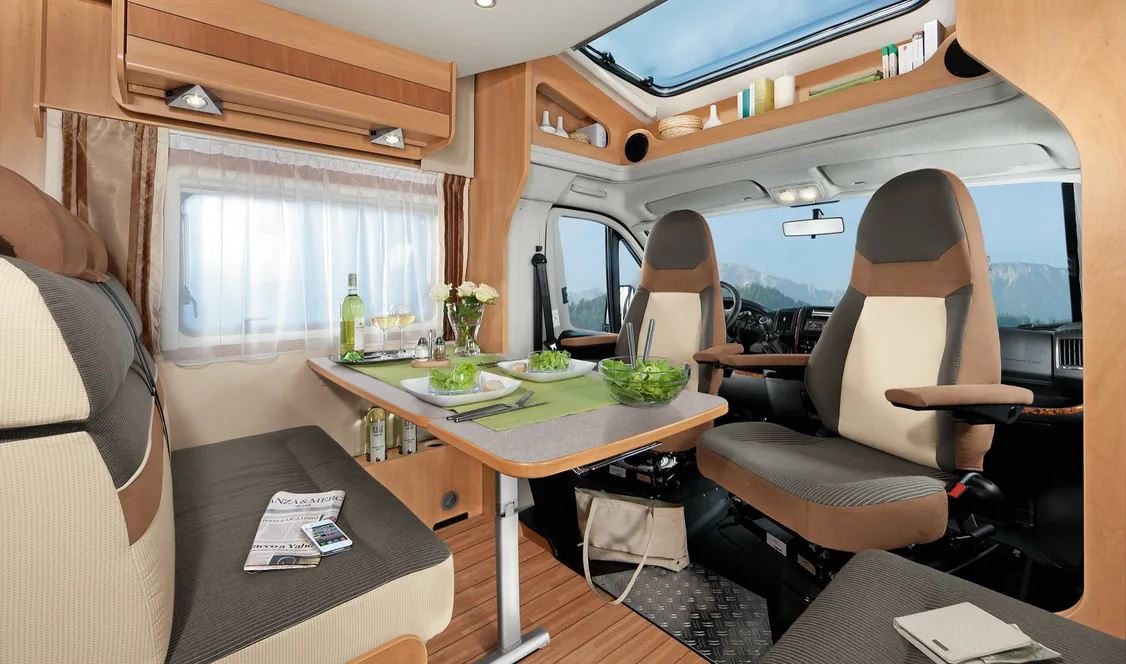 Coin repas et sièges de cabine pivotants à l’intérieur d’un camping-car
