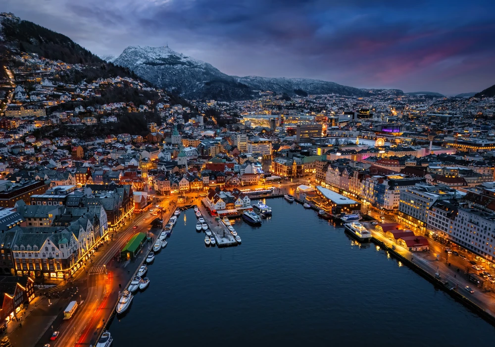 Bergen au crépuscule, avec les lumières de la ville autour du port