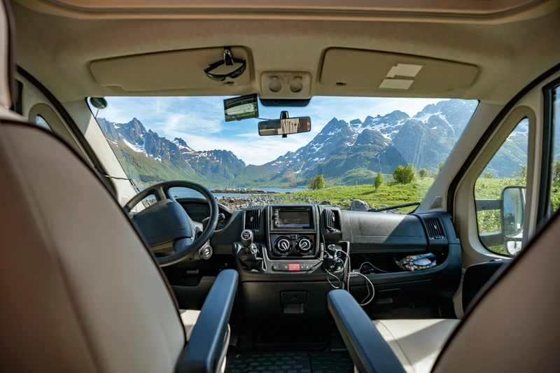Montagnes vues depuis le siège conducteur d’un camping-car