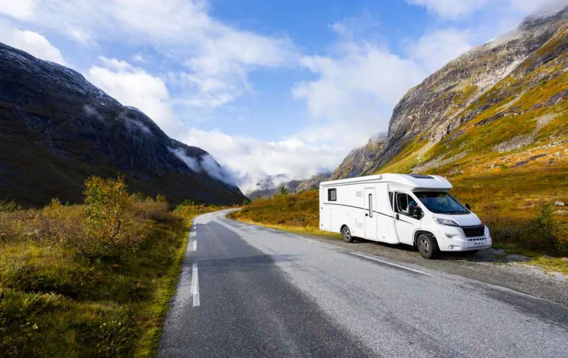 Autocaravana circulando por una carretera de valle en Noruega