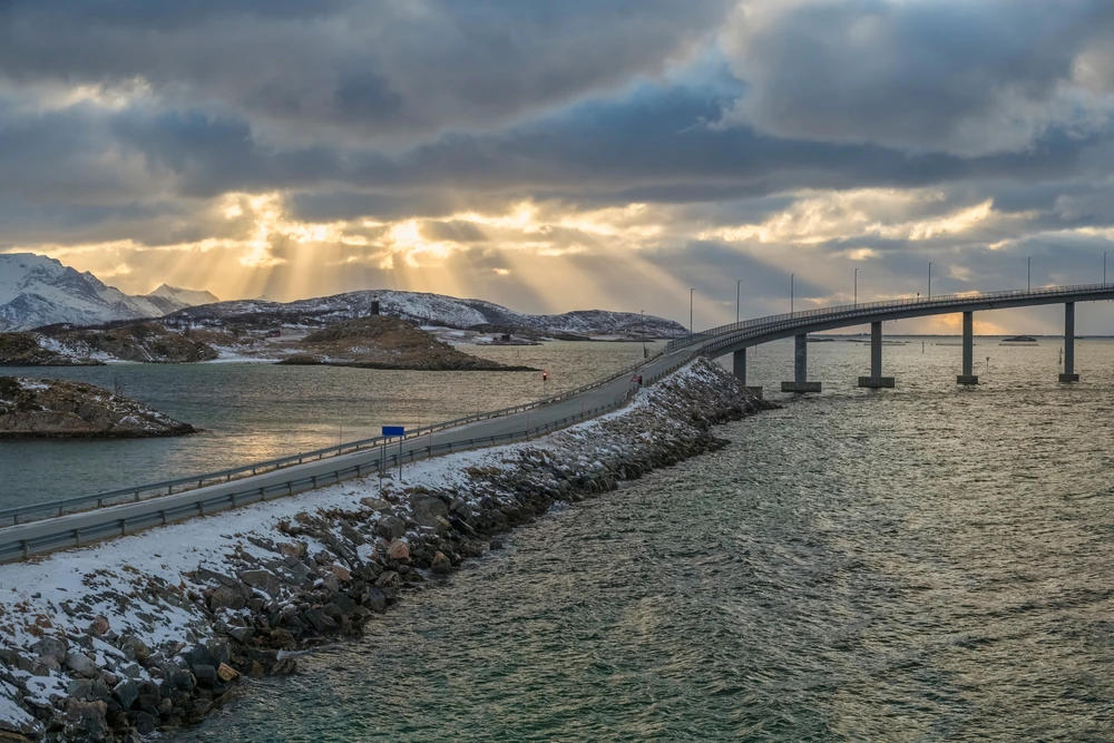 Puente sobre el mar bajo un cielo espectacular, en el norte de Noruega