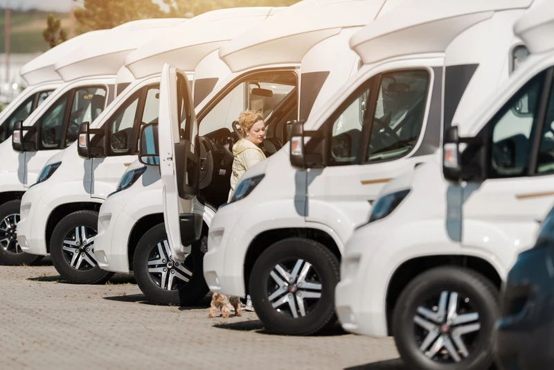 Viajera subiendo a una de las autocaravanas alineadas para la recogida